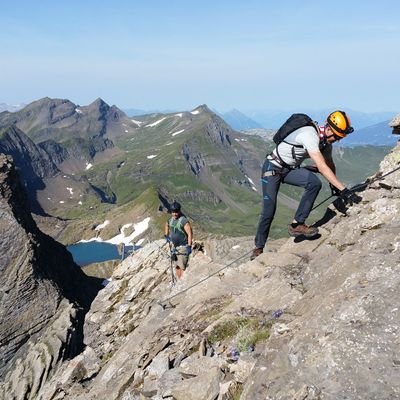 Personen unterwegs auf dem Klettersteig Schwarzhorn.