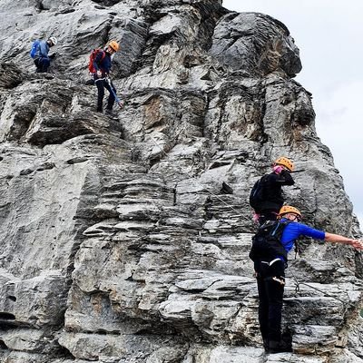 Mehrere Personen sind unterwegs auf dem Klettersteig Rotsock in Grindelwald