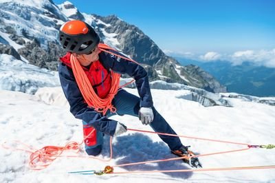 Ein Bergführer demonstriert einen Flaschenzug auf dem Gletscher