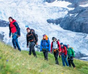 Mountaineers on the ascent with glacier in the background