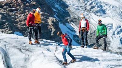 Bergsteiger mit Steigeisen auf dem Gletscher