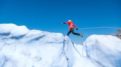 Bergsteiger springt über Gletscherspalte