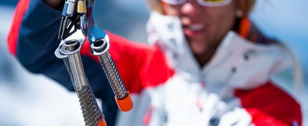 Bergsteiger mit Eisschrauben