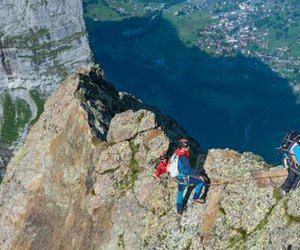 Bergsteiger Klettern an Felsgrat