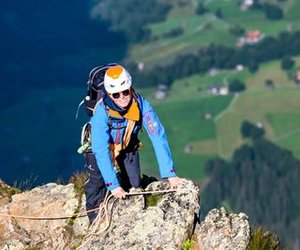 Bergsteiger übt Seilhandhabung beim Klettern auf Felsgrat