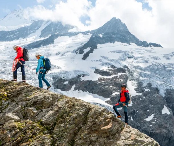 Mountaineers practise being on the "short rope"