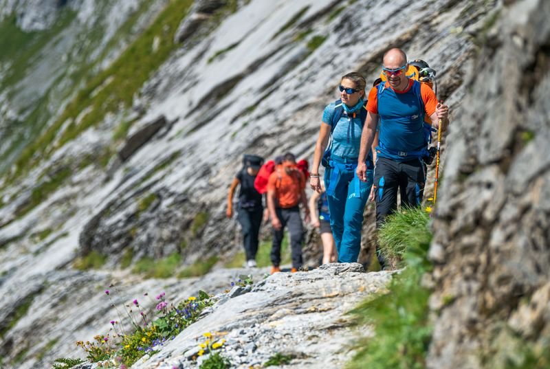 Gruppe Wanderer im Aufstieg