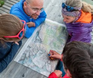 Personen machen Tourenplanung auf Landkarte