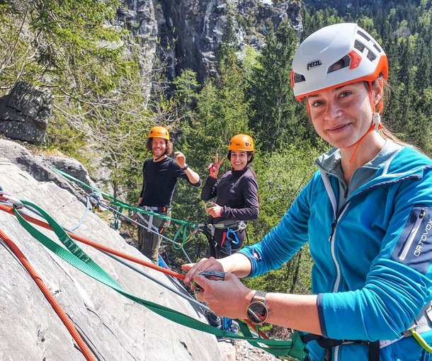 Person bereitet sich fürs Abseilen vor
