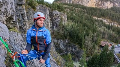 Kletterer am Standplatz sichert Nachsteiger