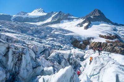 Eine Gruppe klettert eine Gletscherspalte auf einem Gletscher hinauf.