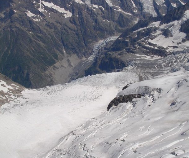 Mountain hut with Ischmeer Glacier