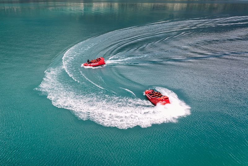 2 Jetboats doing 360° spins on the turquoise blue Lake Brienz