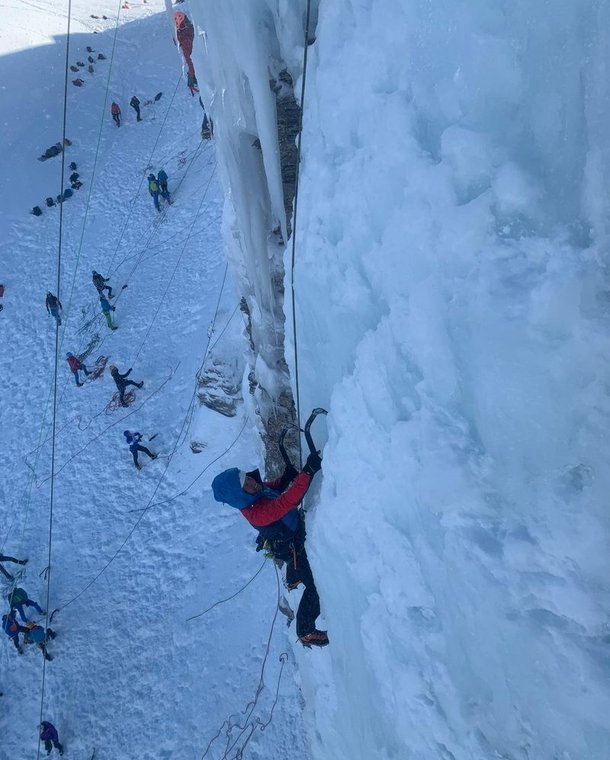 Person ice climbing in the Engstligenalp ice climbing arena