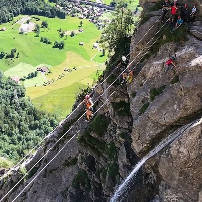 Mehrere Personen unterwegs auf einer Seilbrücke auf dem Klettersteig Allmenalp.