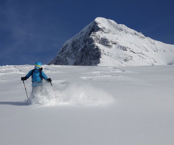 Person am Tiefschneefahren mit Eiger im Hintergrund