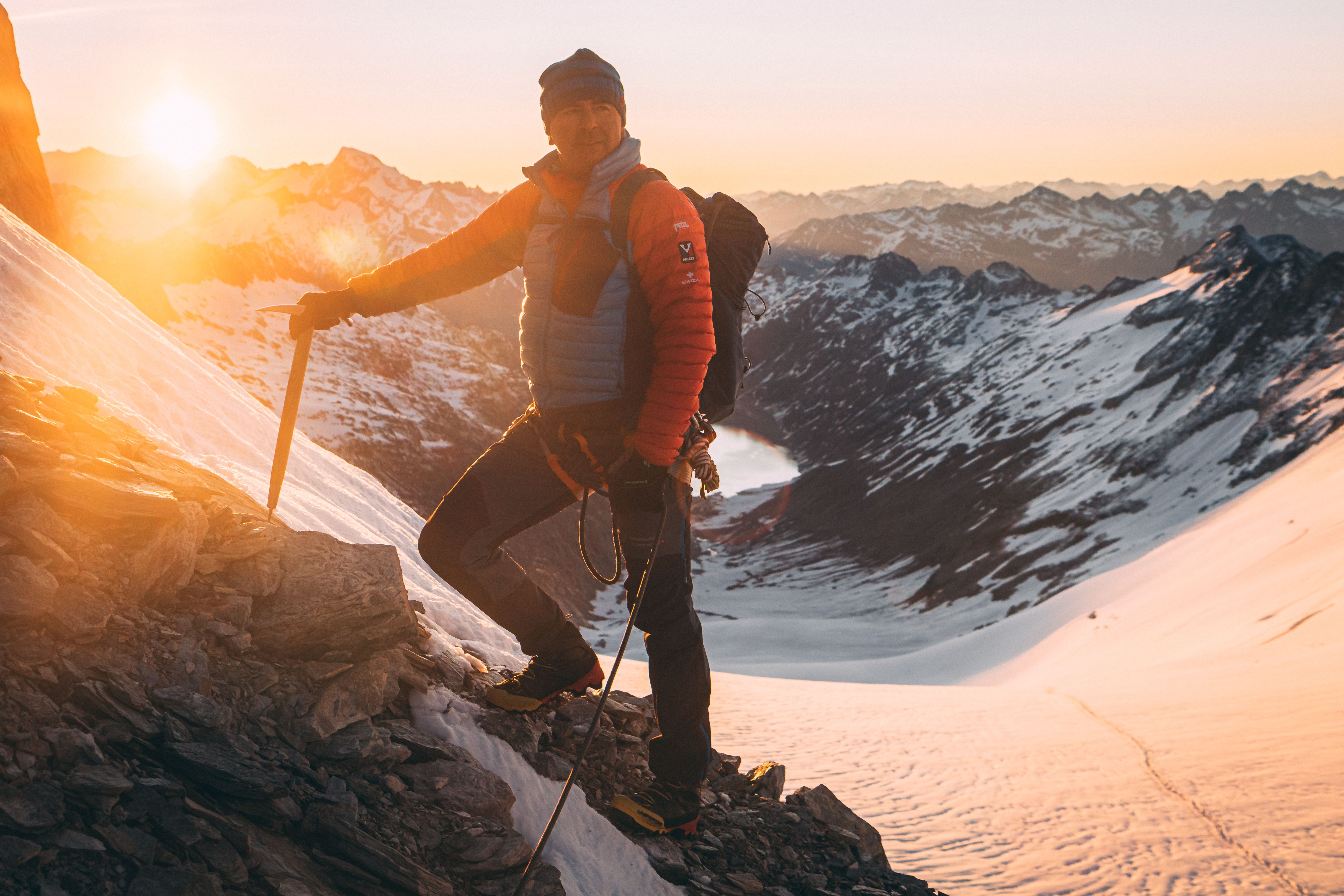 Bergführer am Oberaarhorn mit Sonnenaufgang im Hintergrund