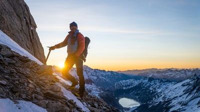 Bergführer am Oberaarhorn mit Sonnenaufgang im Hintergrund