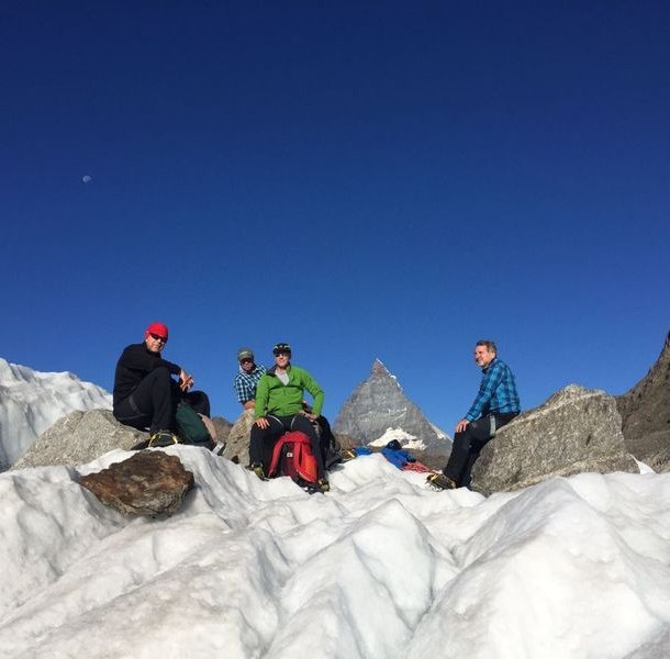 Gletscherwanderer machen Pause auf dem Gornergletscher mit dem Matterhorn im Hintergrund