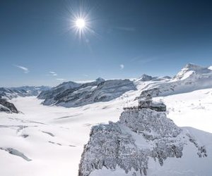 Jungfraujoch mit Gletscherlandschaft und Sonne im Hintergrund