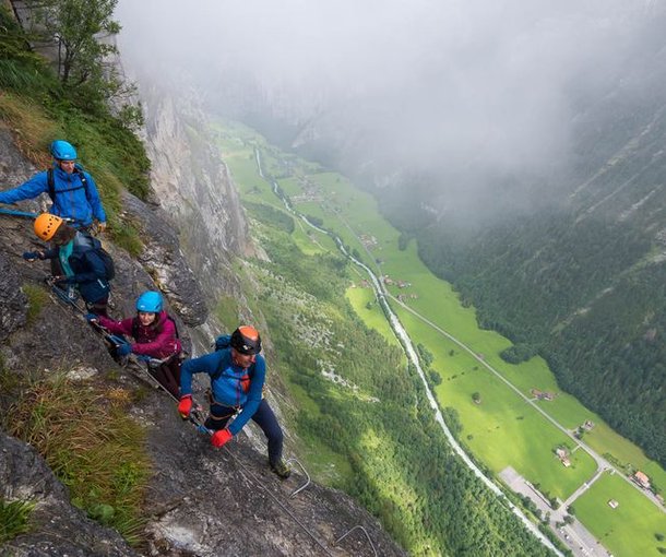 Gruppe auf dem Klettersteig Mürren am Abgrund