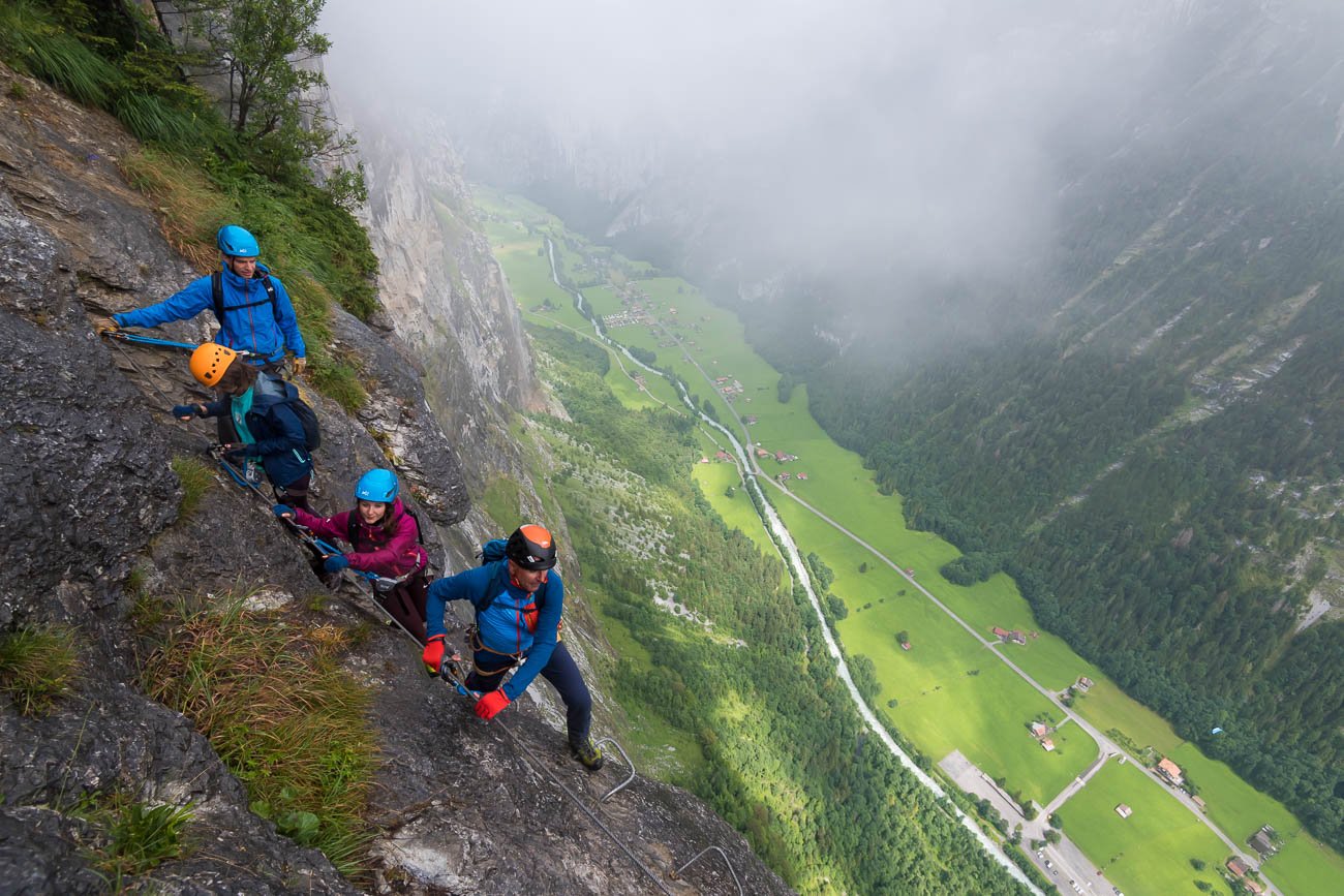 Gruppe auf dem Klettersteig Mürren am Abgrund