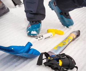 Lawinenschaufel, Lawinensonde und Lawinenverschüttetensuchgerät im Schnee