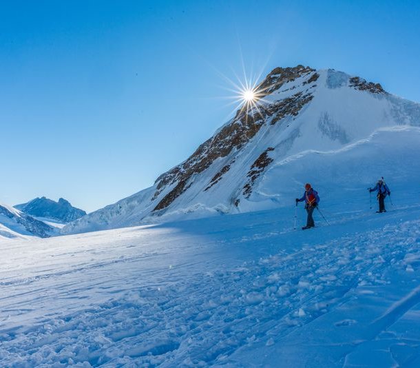 Seilschaft Schneeschuhwanderer auf dem Gletscher