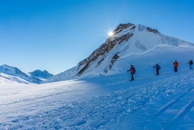 Seilschaft Schneeschuhwanderer auf dem Gletscher