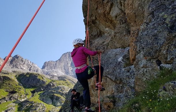 Person übt Selbstaufstieg