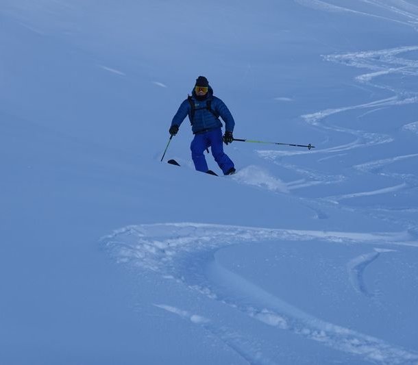 Ski tourer descent in powder snow