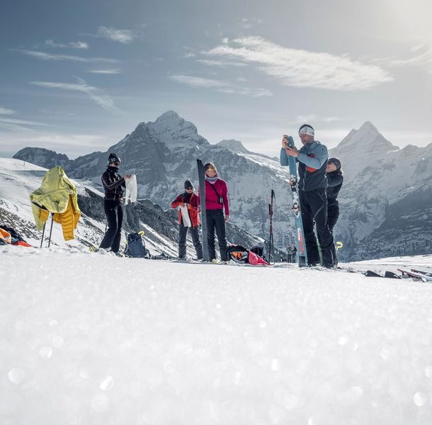 Skitourengänger montieren die Felle auf die Ski
