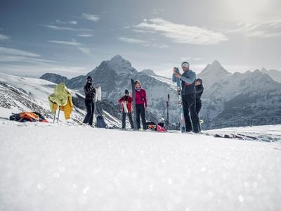 Skitourengänger montieren die Felle auf die Ski