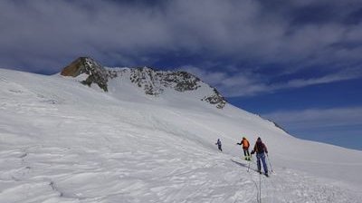 Seilschaft Skitourengänger im Aufstieg