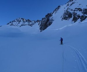 Ski tourers ascending towards Fieschersattel.
