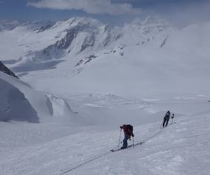 Ski tourers ascending the Gross Grünhorn.