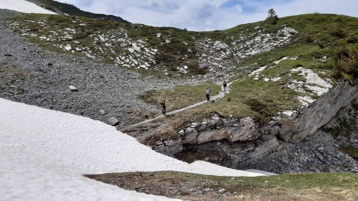 Wanderer kurz vor einem Schneefeld