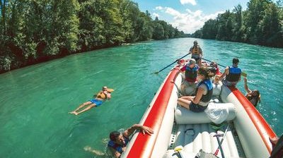 People on a raft during the Aare river cruise, some participants let themselves drift next to the boat