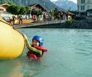 Kind schwimmt nach dem Familien Rafting im türkisblauen Brienzersee.